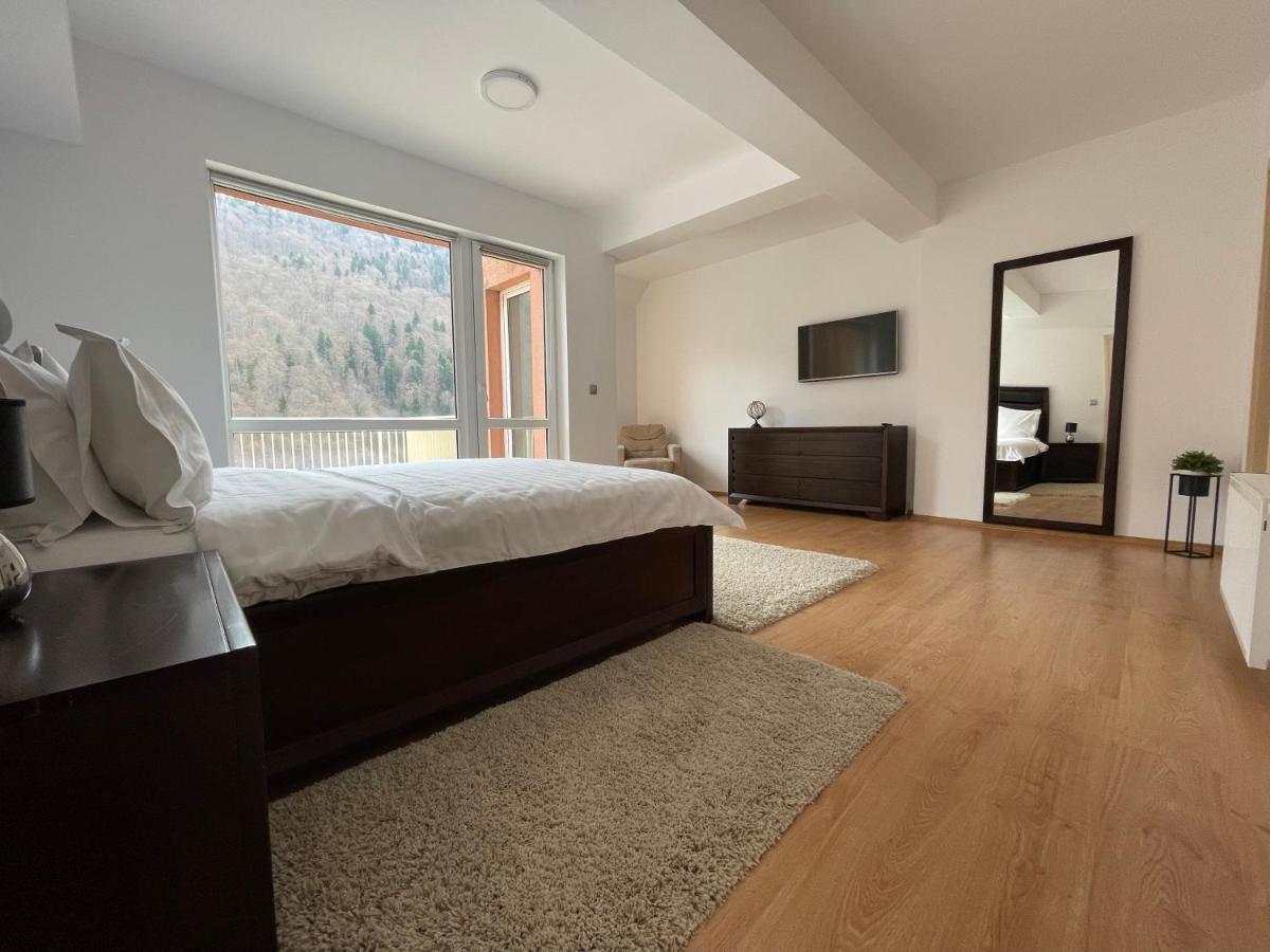 Kyra Luxury Penthouse Apartment ซินายา ภายนอก รูปภาพ