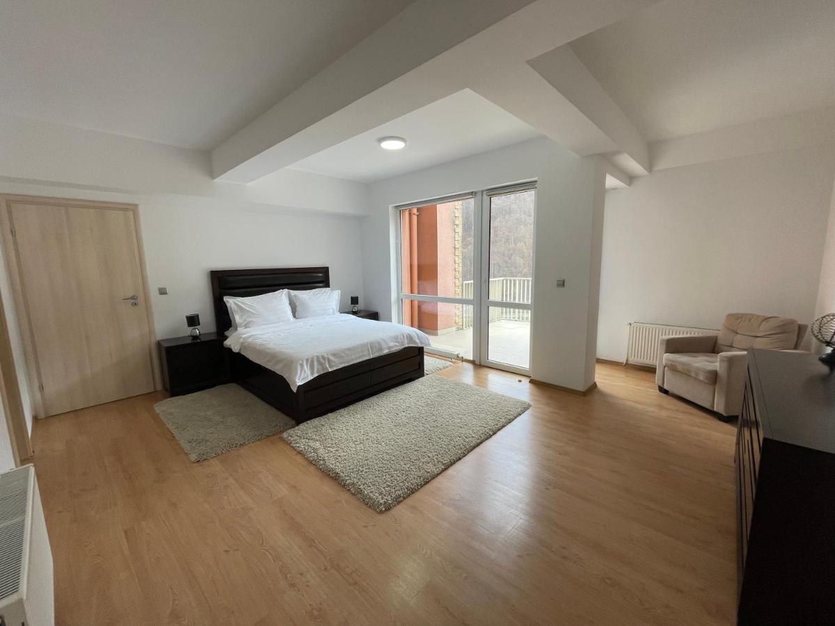 Kyra Luxury Penthouse Apartment ซินายา ภายนอก รูปภาพ