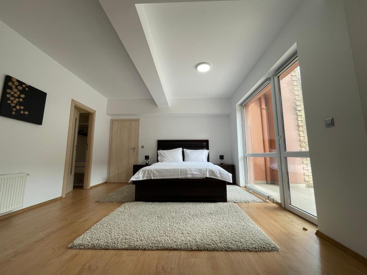 Kyra Luxury Penthouse Apartment ซินายา ภายนอก รูปภาพ