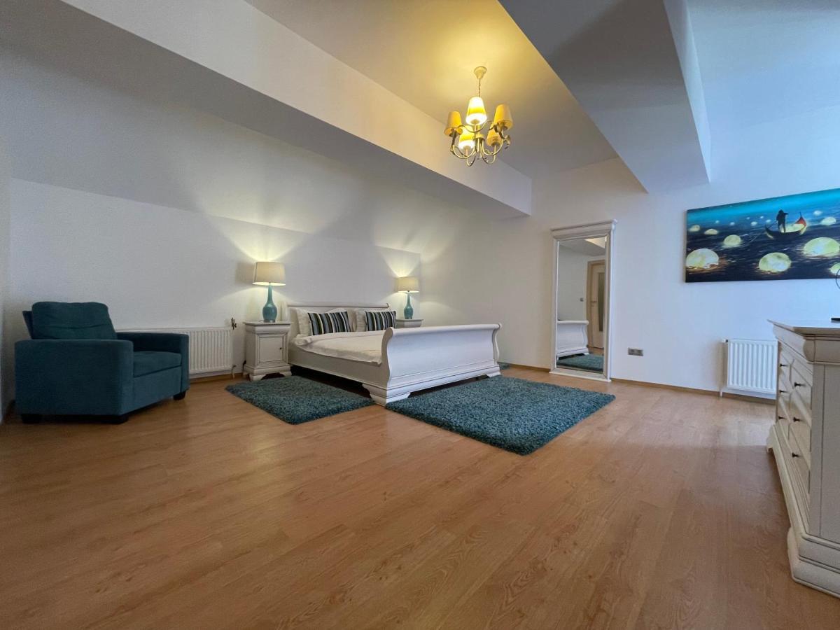 Kyra Luxury Penthouse Apartment ซินายา ภายนอก รูปภาพ