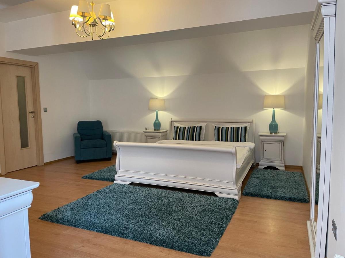 Kyra Luxury Penthouse Apartment ซินายา ภายนอก รูปภาพ