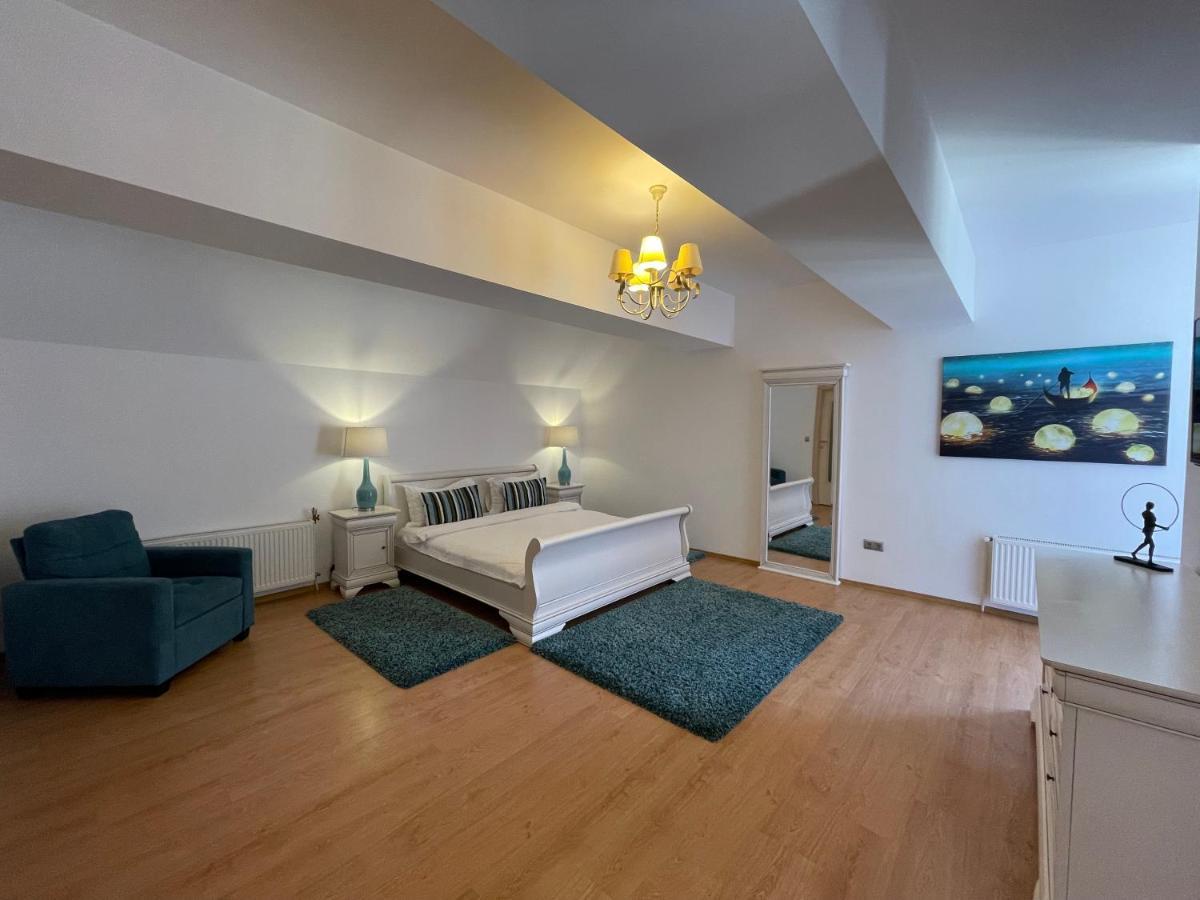 Kyra Luxury Penthouse Apartment ซินายา ภายนอก รูปภาพ