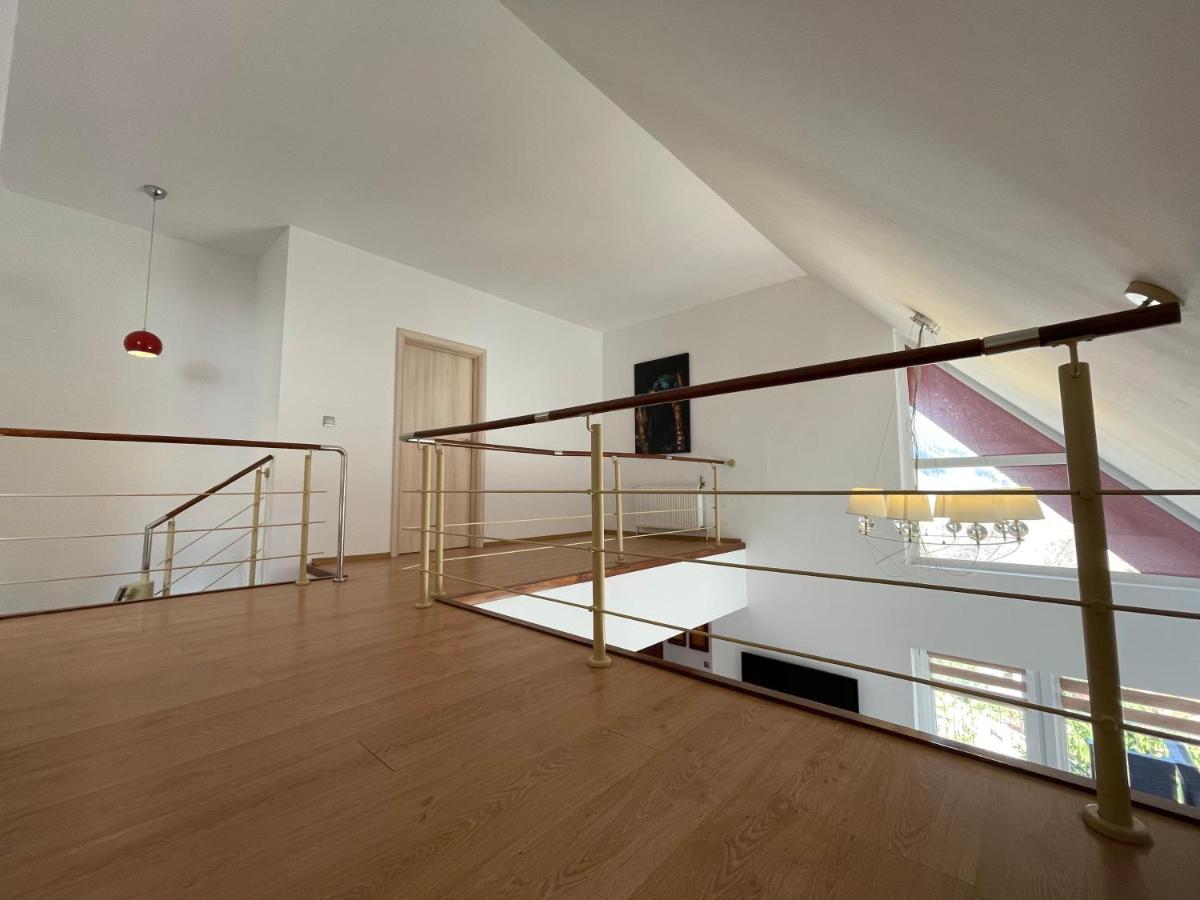 Kyra Luxury Penthouse Apartment ซินายา ภายนอก รูปภาพ