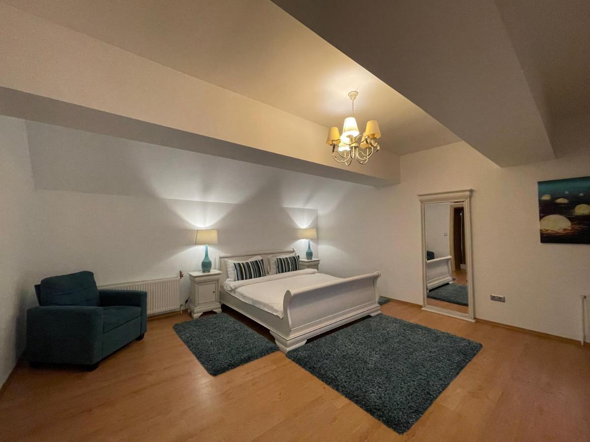 Kyra Luxury Penthouse Apartment ซินายา ภายนอก รูปภาพ