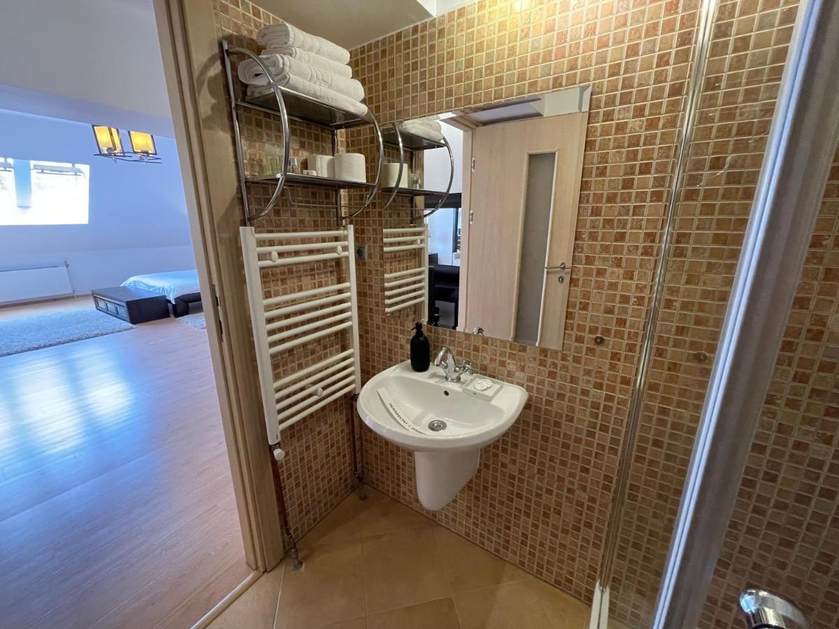 Kyra Luxury Penthouse Apartment ซินายา ภายนอก รูปภาพ
