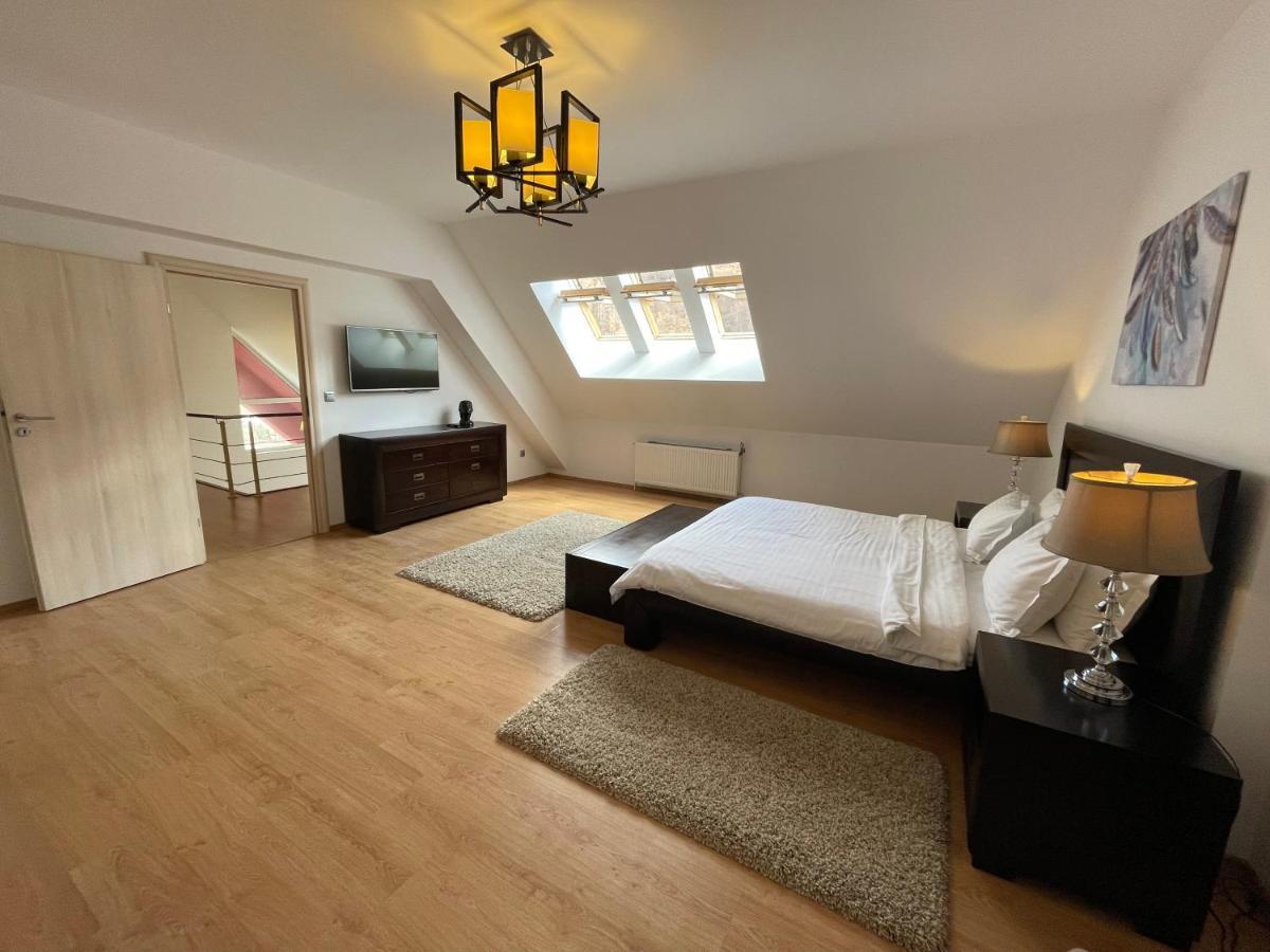 Kyra Luxury Penthouse Apartment ซินายา ภายนอก รูปภาพ