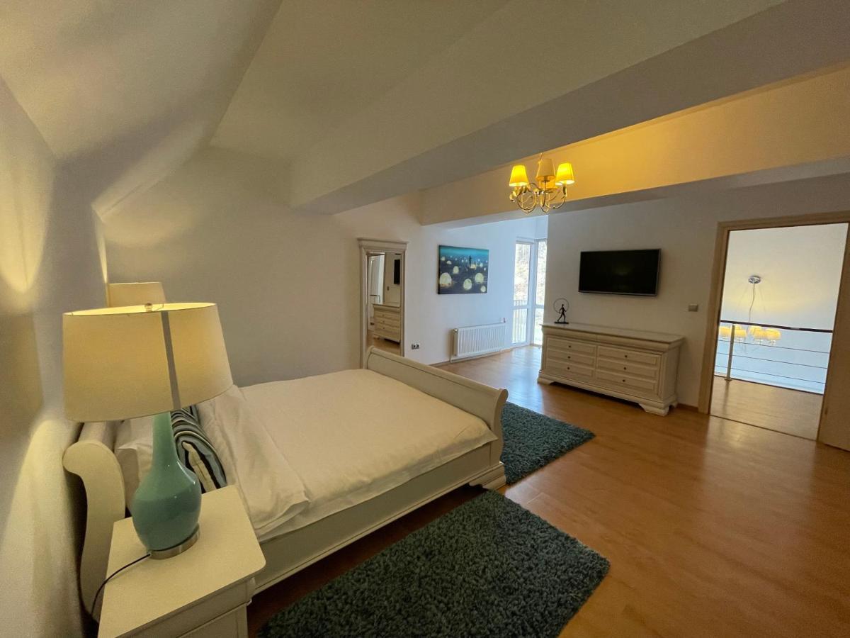Kyra Luxury Penthouse Apartment ซินายา ภายนอก รูปภาพ